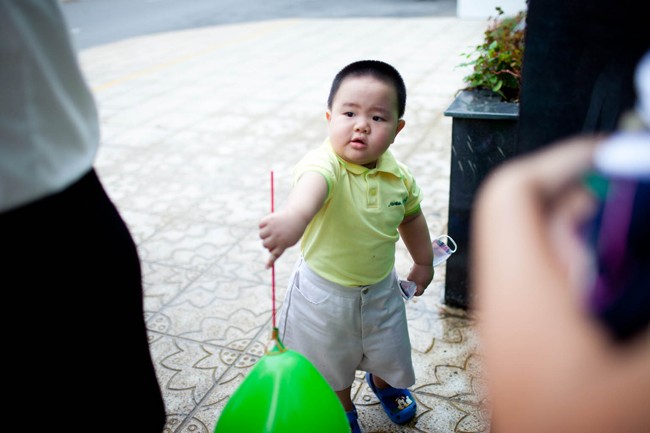 Bé trai tỏ ra rất thích thú với bong bóng. Chùm ảnh: Đáng yêu những 'thiên thần nhỏ' ngày khai trường Chùm ảnh: Nữ sinh cực "xì tin" trong ngày khai trường